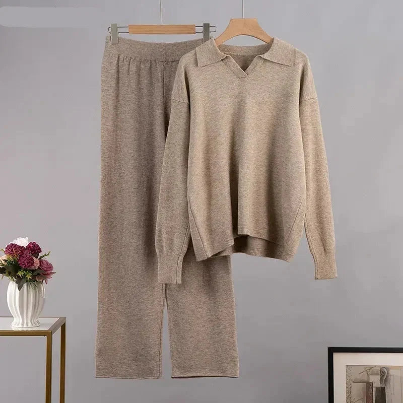 Wygodny damski komplet dzianinowy oversize na jesień: sweter V i szerokie spodnie. Idealny do casualowych stylizacji.