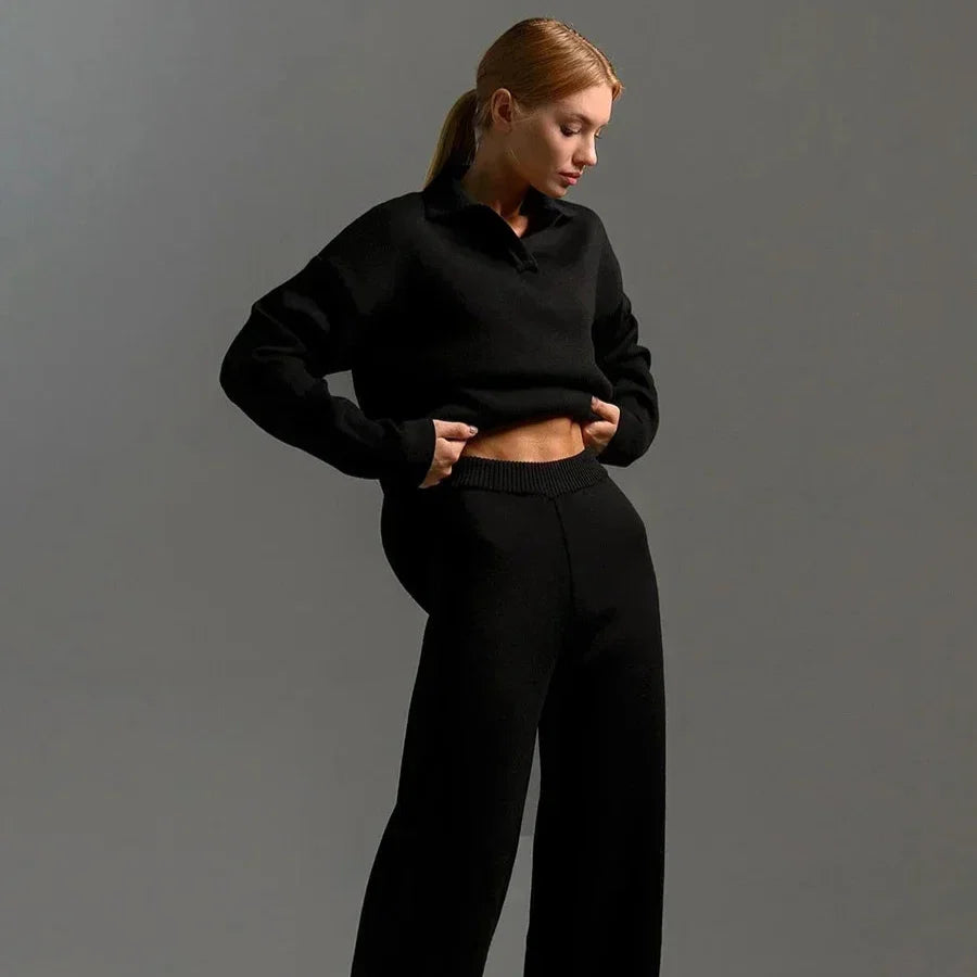 Elegancki dzianinowy komplet damski oversize z dekoltem V i szerokimi spodniami. Modny wybór na jesień.
