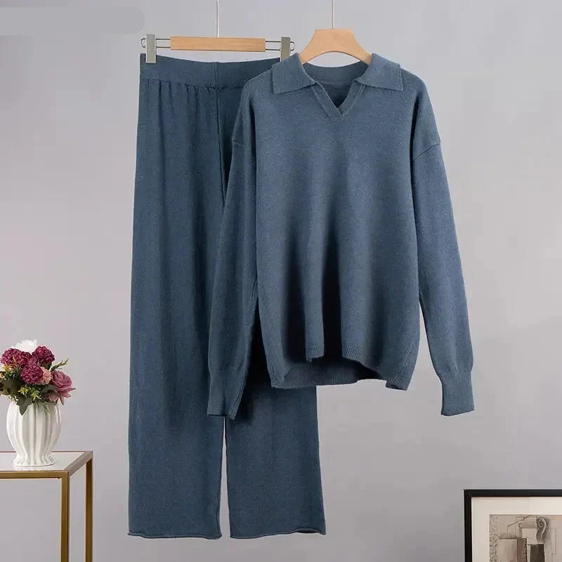 Damski dzianinowy komplet oversize ze swetrem V i szerokimi spodniami. Połączenie wygody i elegancji.