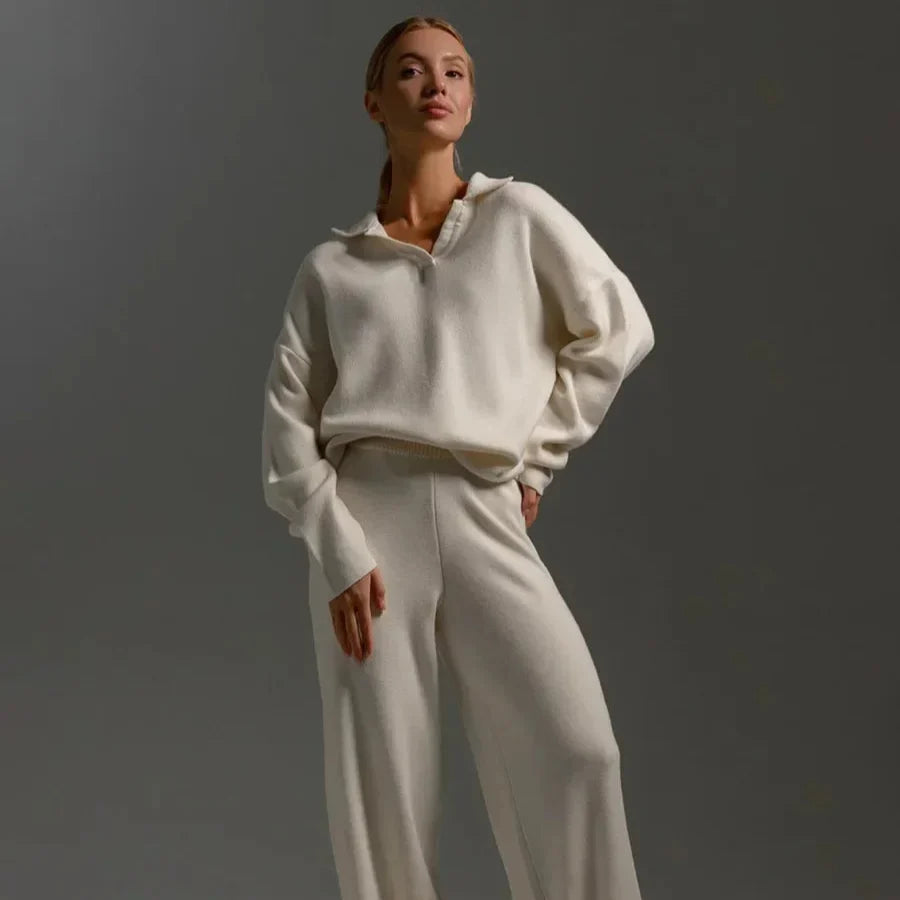 Casualowy damski komplet dzianinowy oversize na jesień. Sweter V i luźne spodnie zapewniają komfort noszenia.