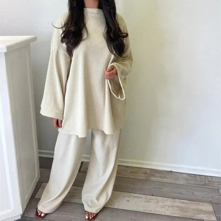 Damski dzianinowy komplet: sweter oversize i eleganckie spodnie. Wygodna stylizacja casual na jesień.