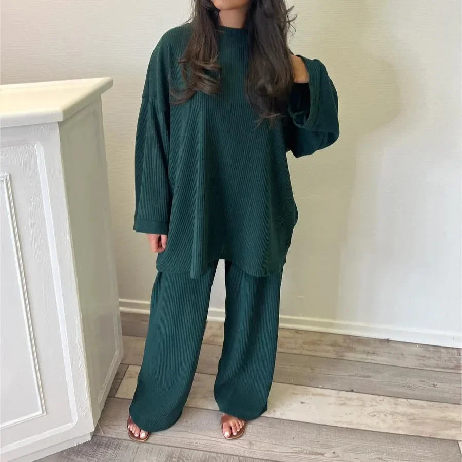 Wygodny dzianinowy komplet damski. Luźny sweter oversize i eleganckie spodnie. Styl casual, idealny na chłodne dni.