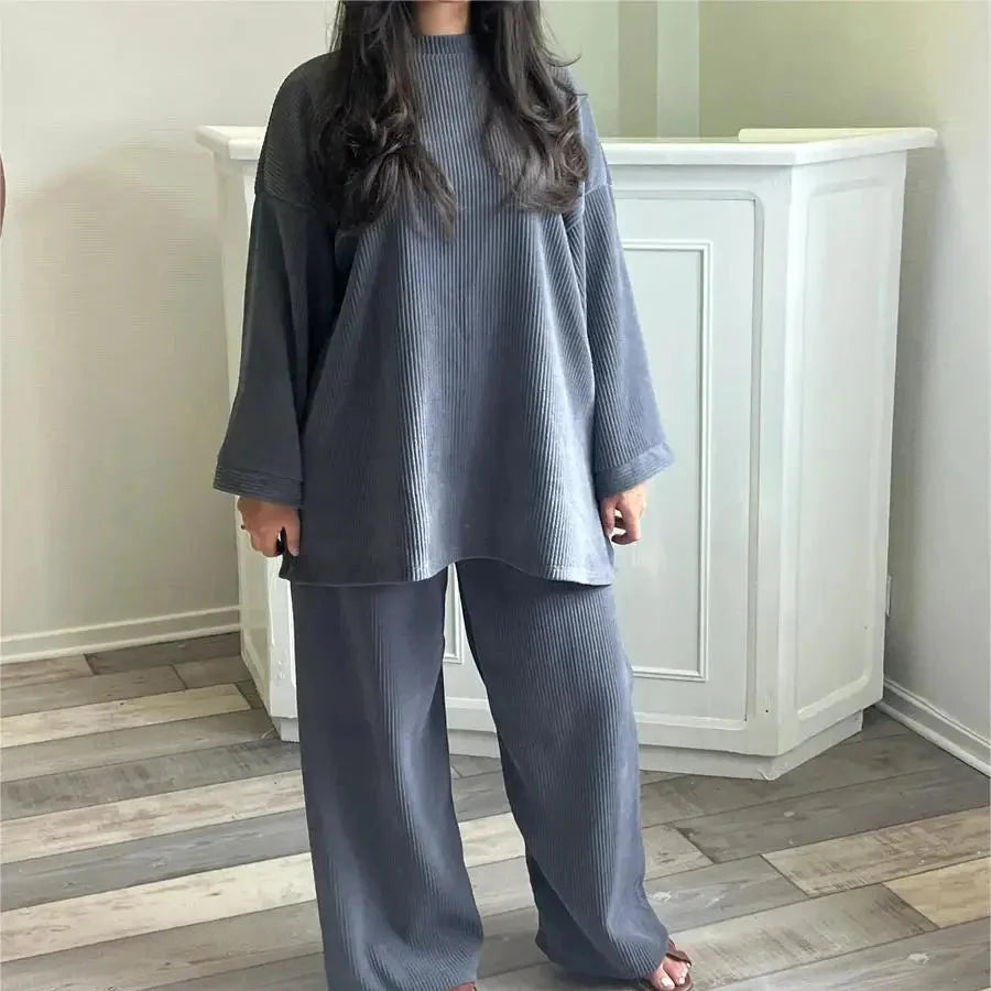 Jesienna moda: damski komplet dzianinowy. Ciepły sweter oversize i stylowe, eleganckie spodnie. Wygodna stylizacja.