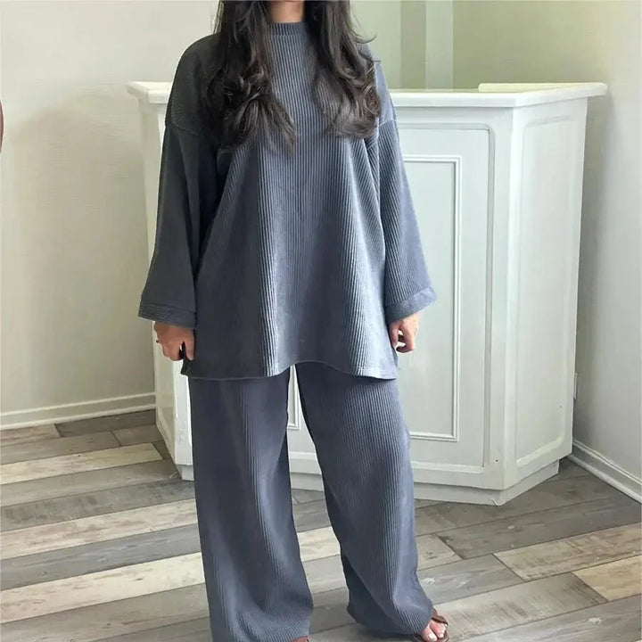 Jesienna moda: damski komplet dzianinowy. Ciepły sweter oversize i stylowe, eleganckie spodnie. Wygodna stylizacja.
