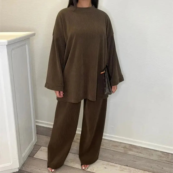 Damski dzianinowy zestaw: sweter oversize i eleganckie spodnie. Wygodna jesienna stylizacja casual.