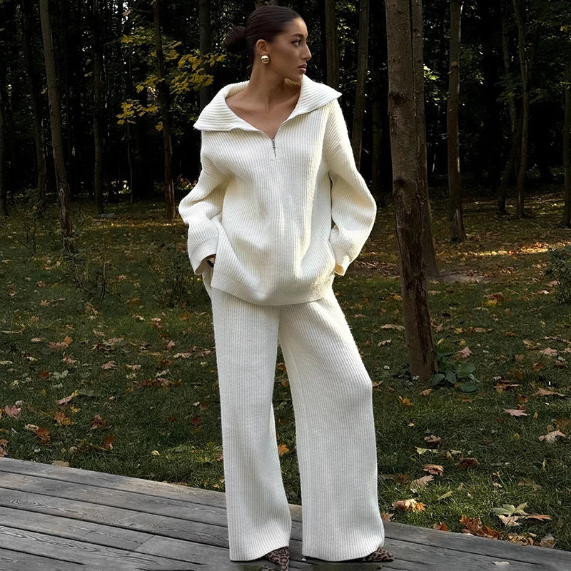 Damski dzianinowy komplet: sweter oversize z kołnierzem i szerokie spodnie. Wygodny, elegancki styl na jesień i zimę.