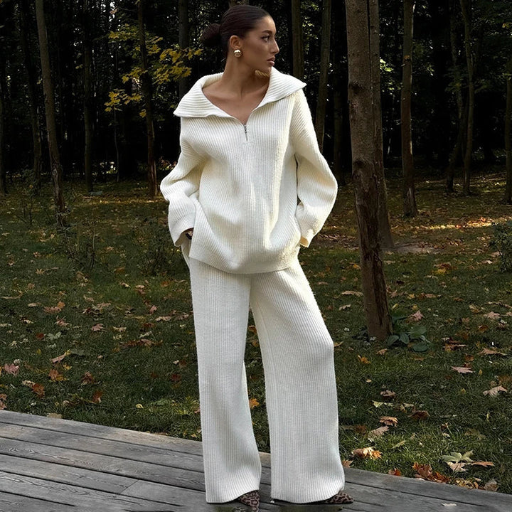 Damski dzianinowy komplet: sweter oversize z kołnierzem i szerokie spodnie. Wygodny, elegancki styl na jesień i zimę.