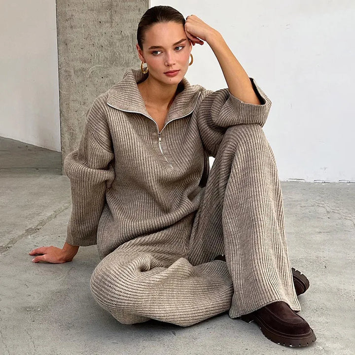 Modelka w stylowym komplecie dzianinowym damskim. Sweter oversize z kołnierzem, wygodne szerokie spodnie. Jesień/zima.