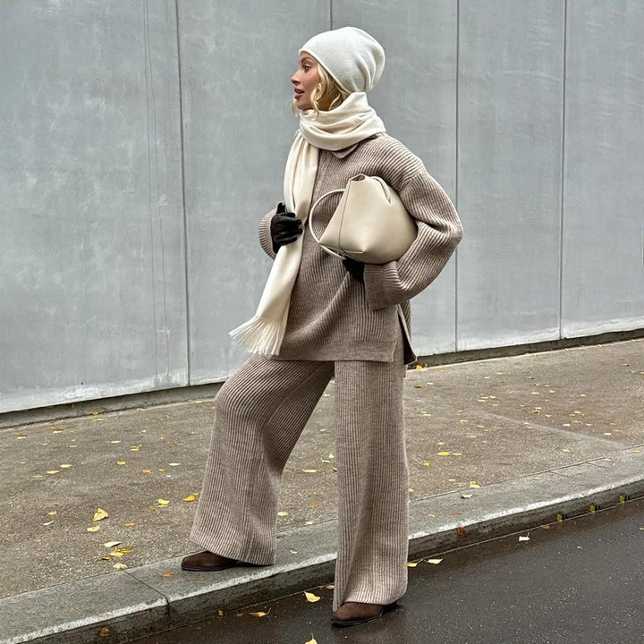 Sweter oversize z szerokim kołnierzem, element dzianinowego kompletu damskiego. Modny, ciepły i wygodny na jesień.