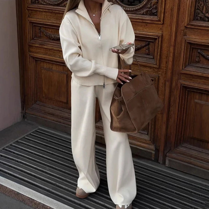 Damski dzianinowy komplet: wygodna bluza ze stójką i stylowe spodnie wide leg. Idealny zestaw casual na jesień/wiosnę.