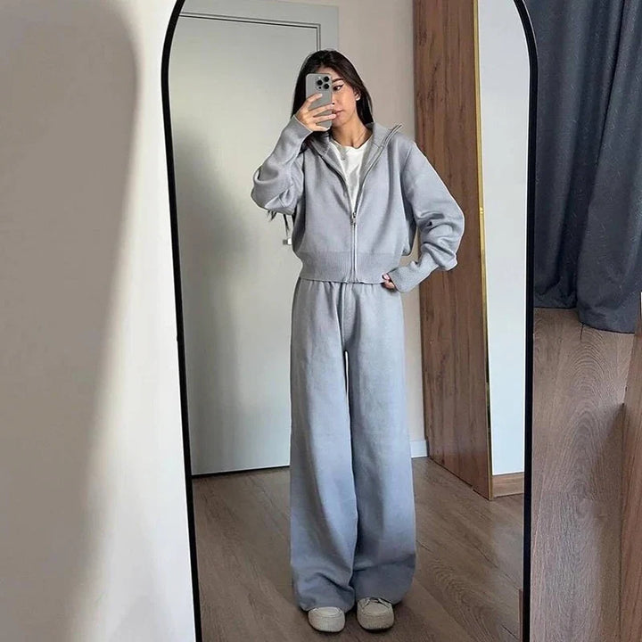 Miękki dzianinowy komplet damski: bluza ze stójką i szerokie spodnie wide leg. Komfortowy zestaw do codziennej stylizacji.