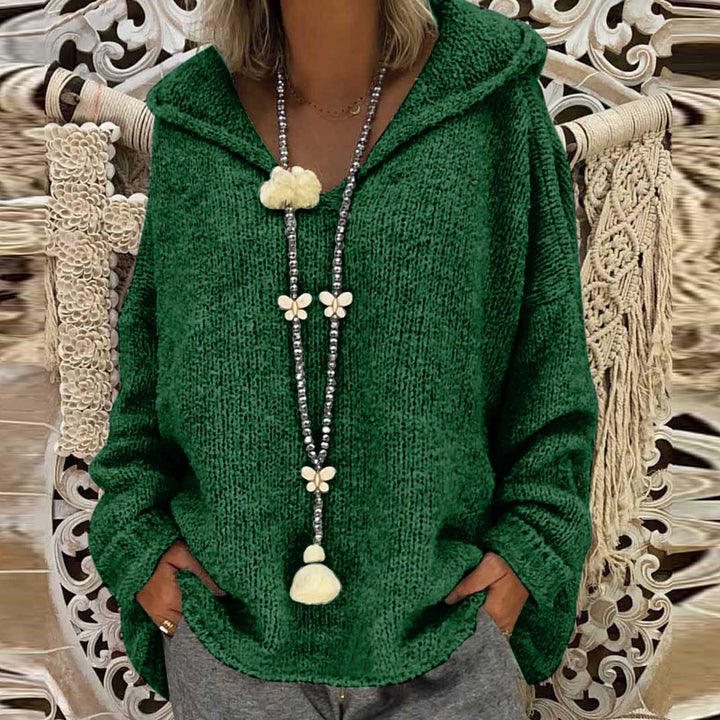 Komfortowy damski sweter dziergany z kapturem. Dekolt V-neck, luźny fason, casualowy styl na co dzień.
