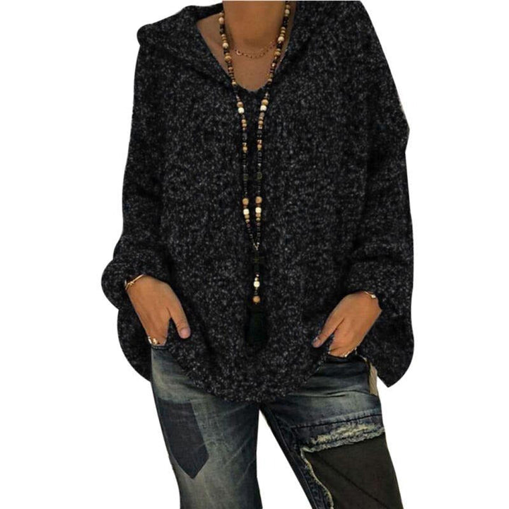 Jesienny damski sweter dziergany z kapturem. Wygodny, luźny krój V-neck, idealny do codziennych stylizacji.