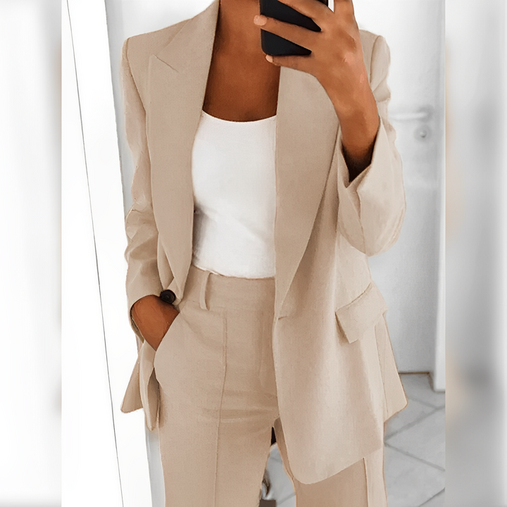 Szczegół eleganckiego garnituru damskiego Isabeau. Wysokiej jakości tkanina, idealna na biznesowy look.