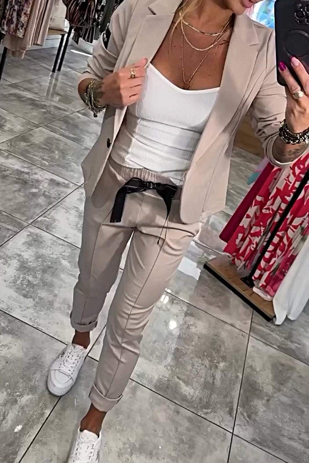 Stylowy damski zestaw marynarka + spodnie. Modny, swobodny fason na co dzień i eleganckie okazje.