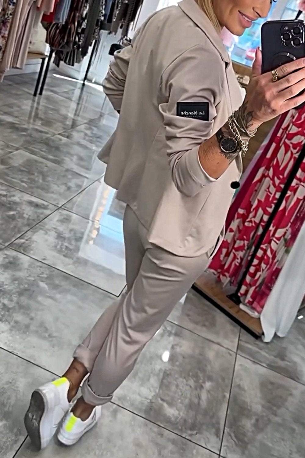 Modelka prezentuje damski elegancki komplet. Marynarka i spodnie – biurowy i casualowy styl co-ord.