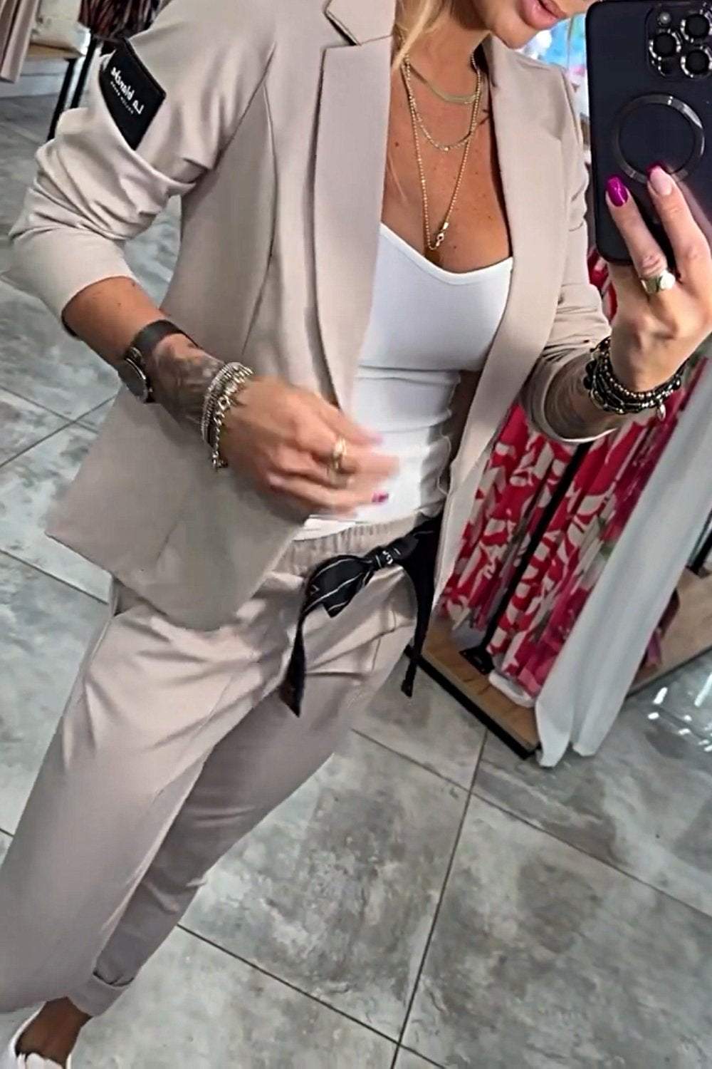 Damski zestaw co-ord: elegancka marynarka i spodnie. Uniwersalny komplet, moda biurowa i swobodna.