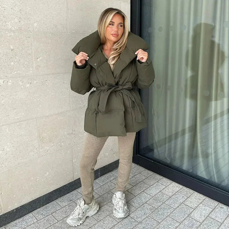 Stylowy pikowany płaszcz zimowy damski, czarny, z eleganckim wykończeniem. Wygodna i modna kurtka.