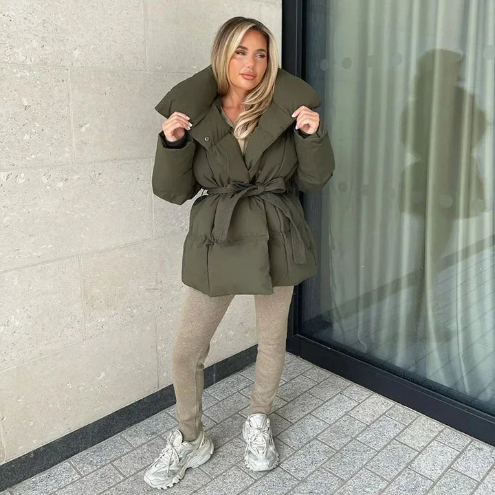 Stylowy pikowany płaszcz zimowy damski, czarny, z eleganckim wykończeniem. Wygodna i modna kurtka.