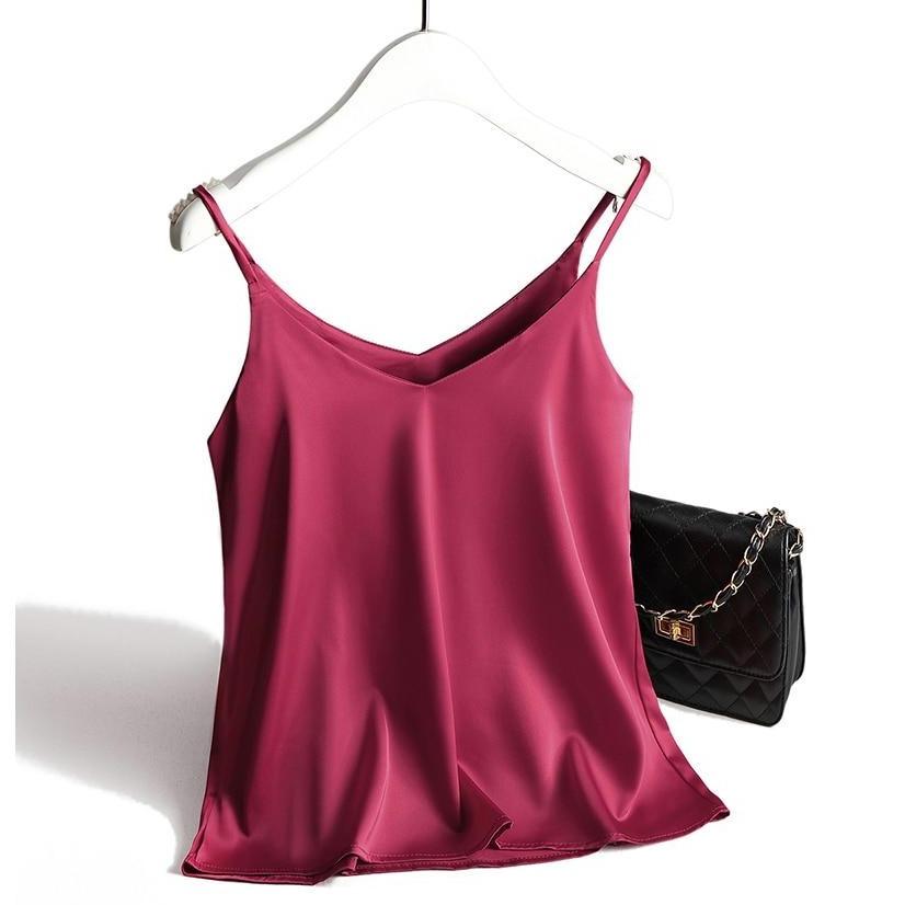 Przedni widok eleganckiego topu damskiego z dekoltem V, cienkie ramiączka. Modny tank top na lato.