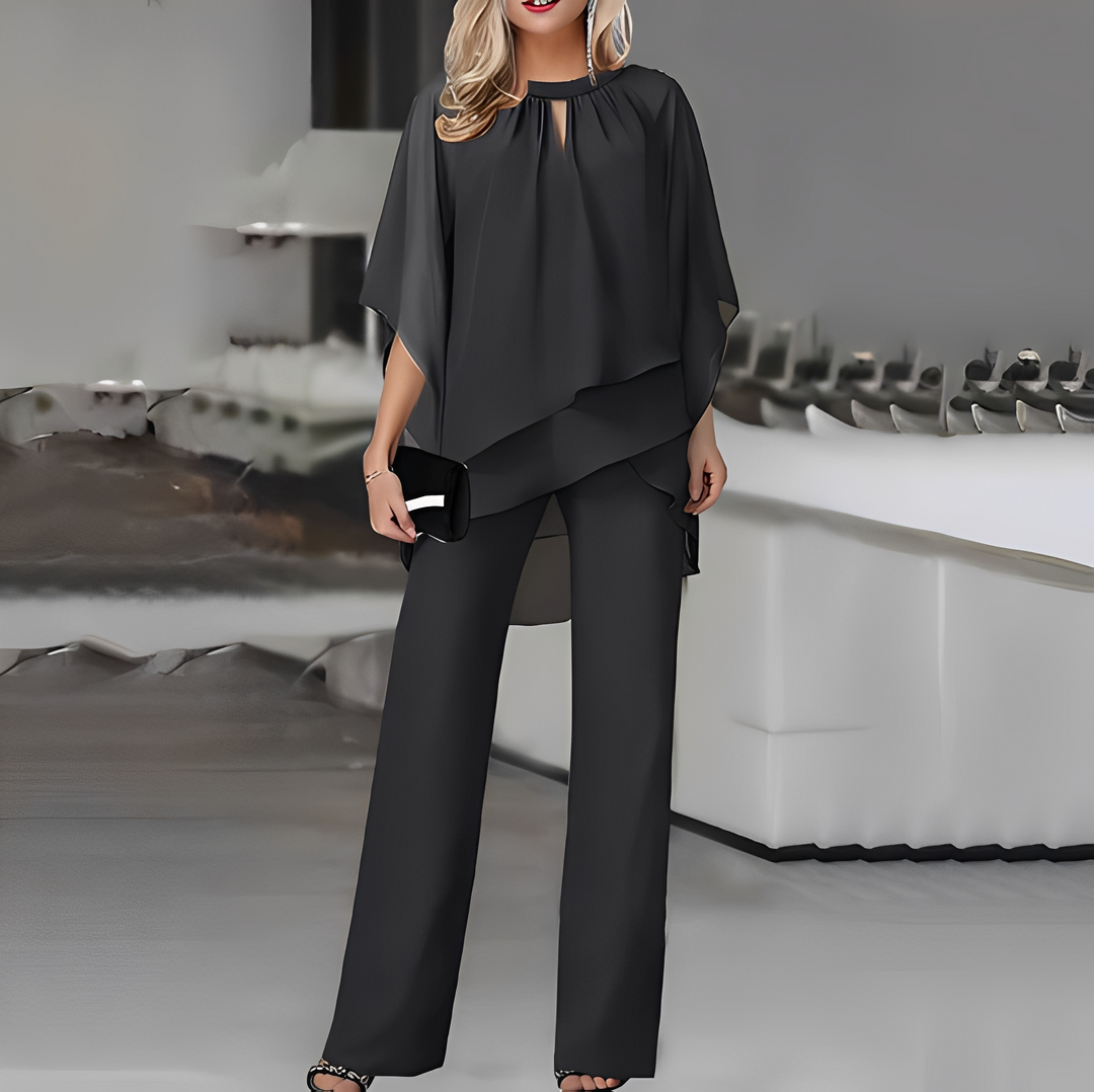 Elegancki luźny kostium damski z bluzką i spodniami. Całoroczna moda damska na wiele okazji.