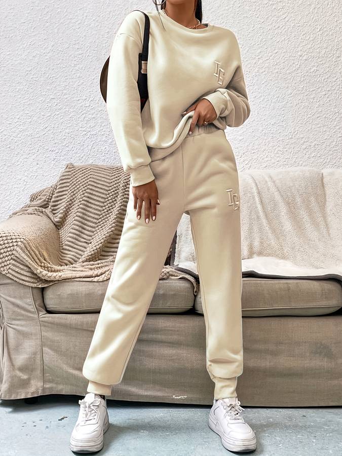 Damski elegancki zestaw: sweter i wygodne spodnie w jednolitym kolorze. Komfortowy komplet idealny na co dzień.