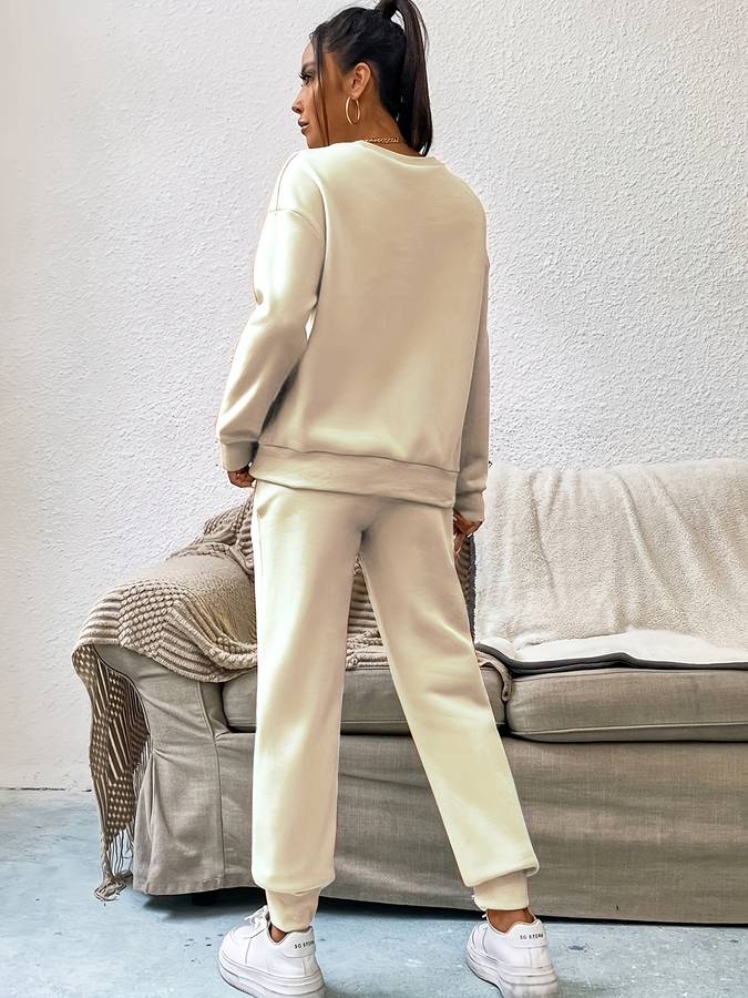 Modny damski komplet casual: dzianinowy sweter z długim rękawem i luźne spodnie. Wygodny i stylowy zestaw miejski.