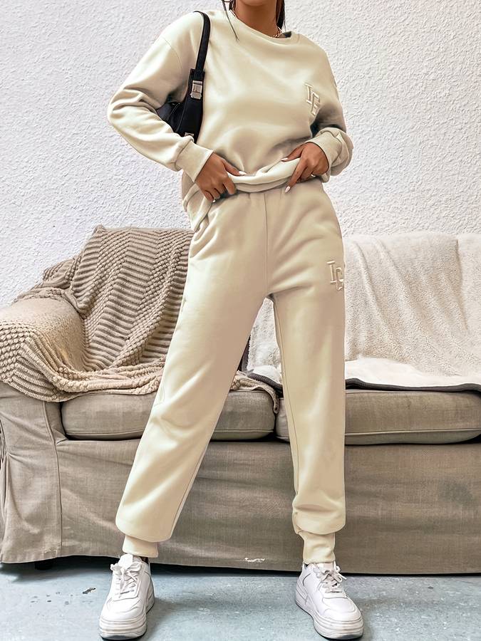 Elegancki damski zestaw domowy: miękki sweter i komfortowe spodnie. Idealny do relaksu, ale też modny na wyjście.