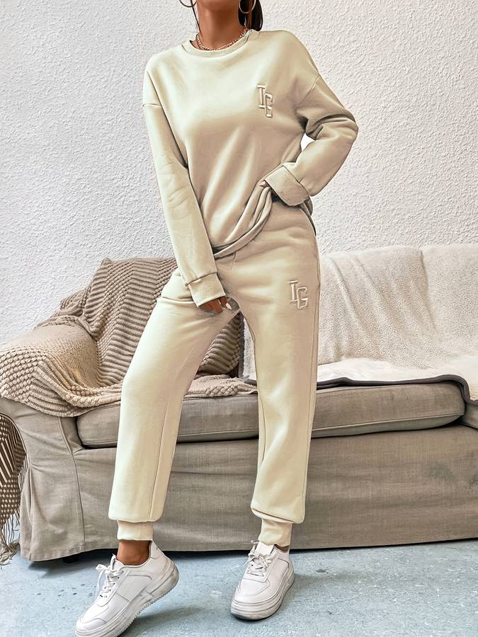 Stylowy damski komplet sweter i spodnie. Idealny zestaw na jesień i zimę, zapewniający ciepło i modny wygląd.