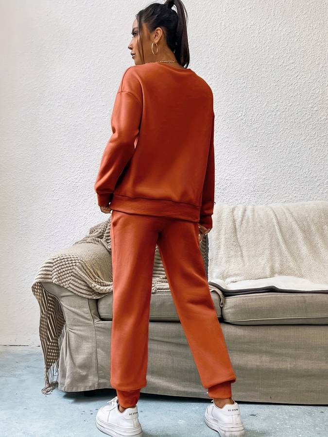 Damski komplet sweter i spodnie w nowoczesnym fasonie. Wygodny i elegancki zestaw do pracy lub na spotkania.