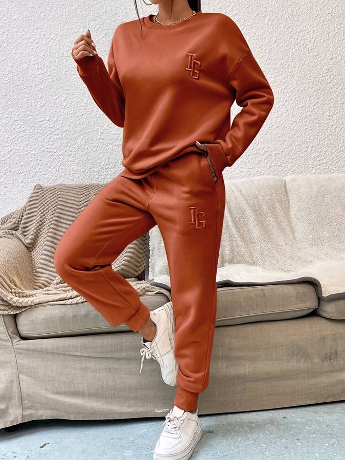 Uniwersalny damski komplet: dzianinowy sweter i spodnie. Wygodny i modny zestaw na wiele okazji, od casual po eleganckie.
