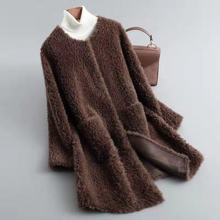 Kobieta w eleganckim damskim płaszczu zimowym oversize. Ciepły, modny, z kieszeniami, idealny na jesień/zimę.