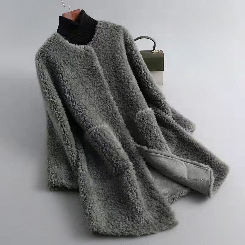 Damski zimowy płaszcz oversize: elegancki, ciepły, z kieszeniami. Modny fason idealny dla kobiet ceniących styl.