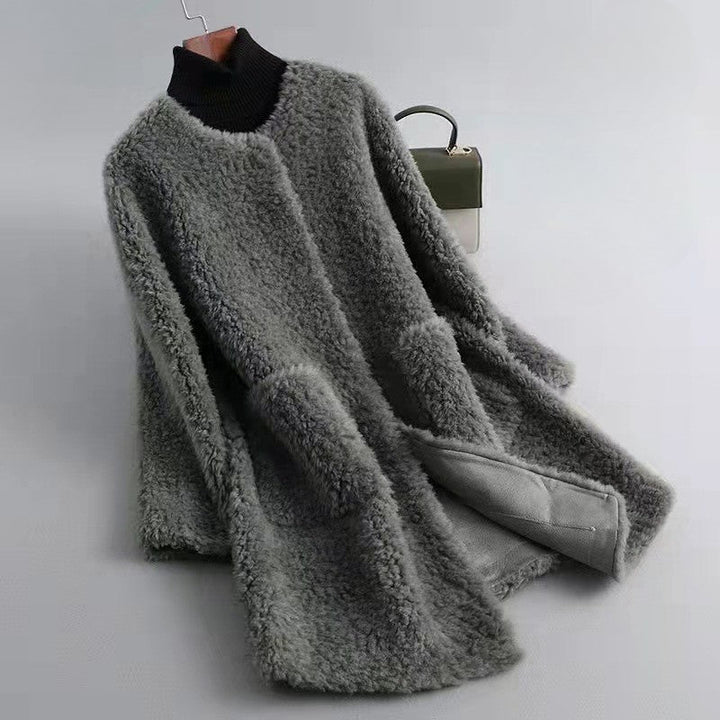 Damski zimowy płaszcz oversize: elegancki, ciepły, z kieszeniami. Modny fason idealny dla kobiet ceniących styl.