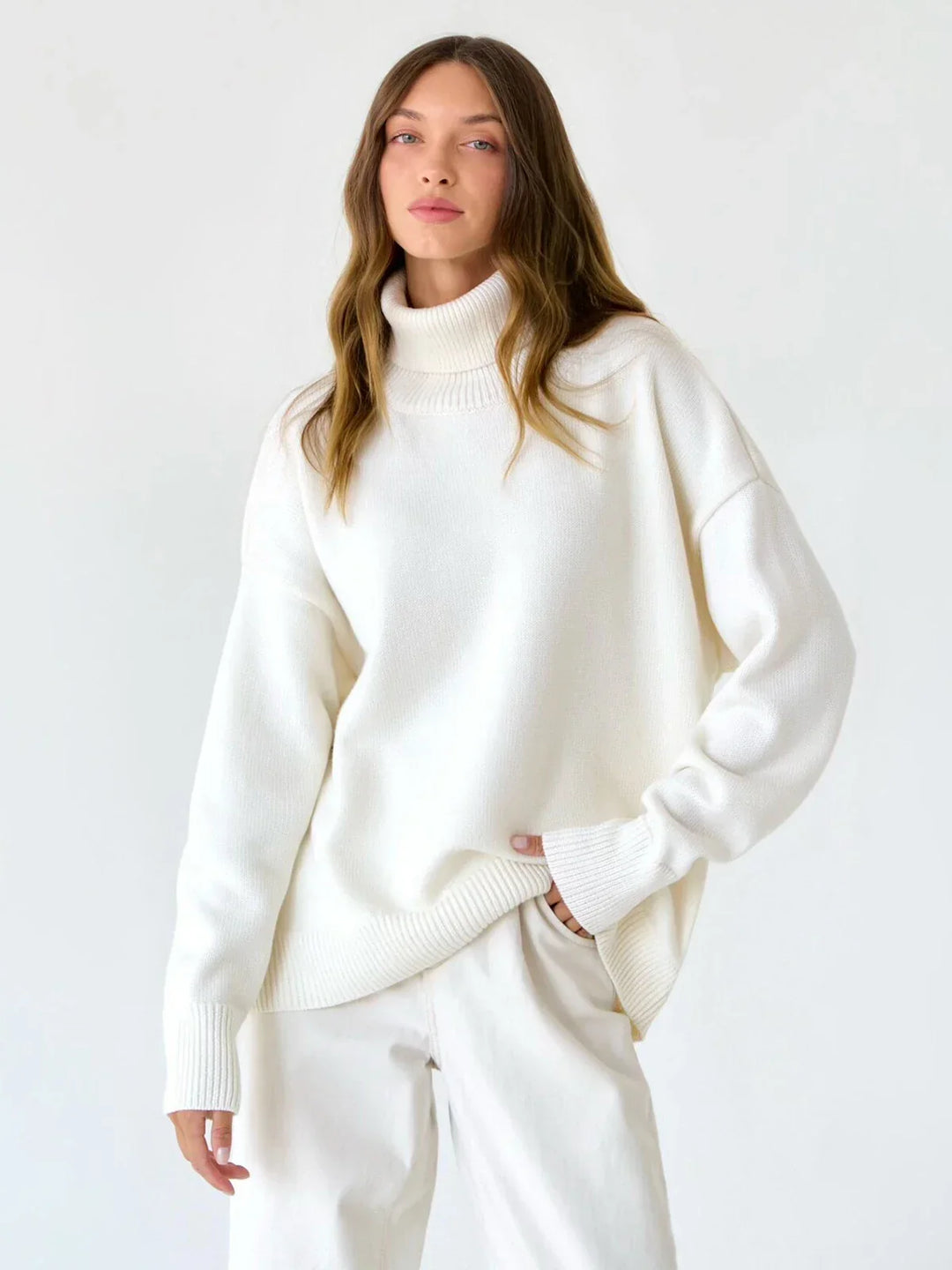 Modny jesienny sweter damski oversize z wysokim kołnierzem. Komfortowy golf na co dzień.