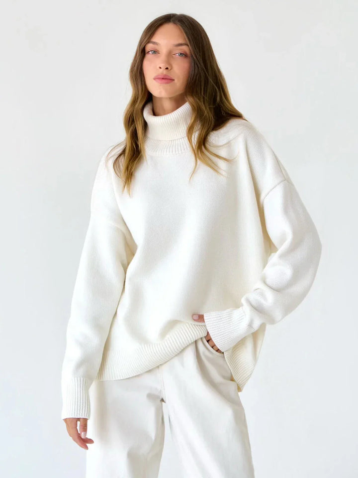 Modny jesienny sweter damski oversize z wysokim kołnierzem. Komfortowy golf na co dzień.