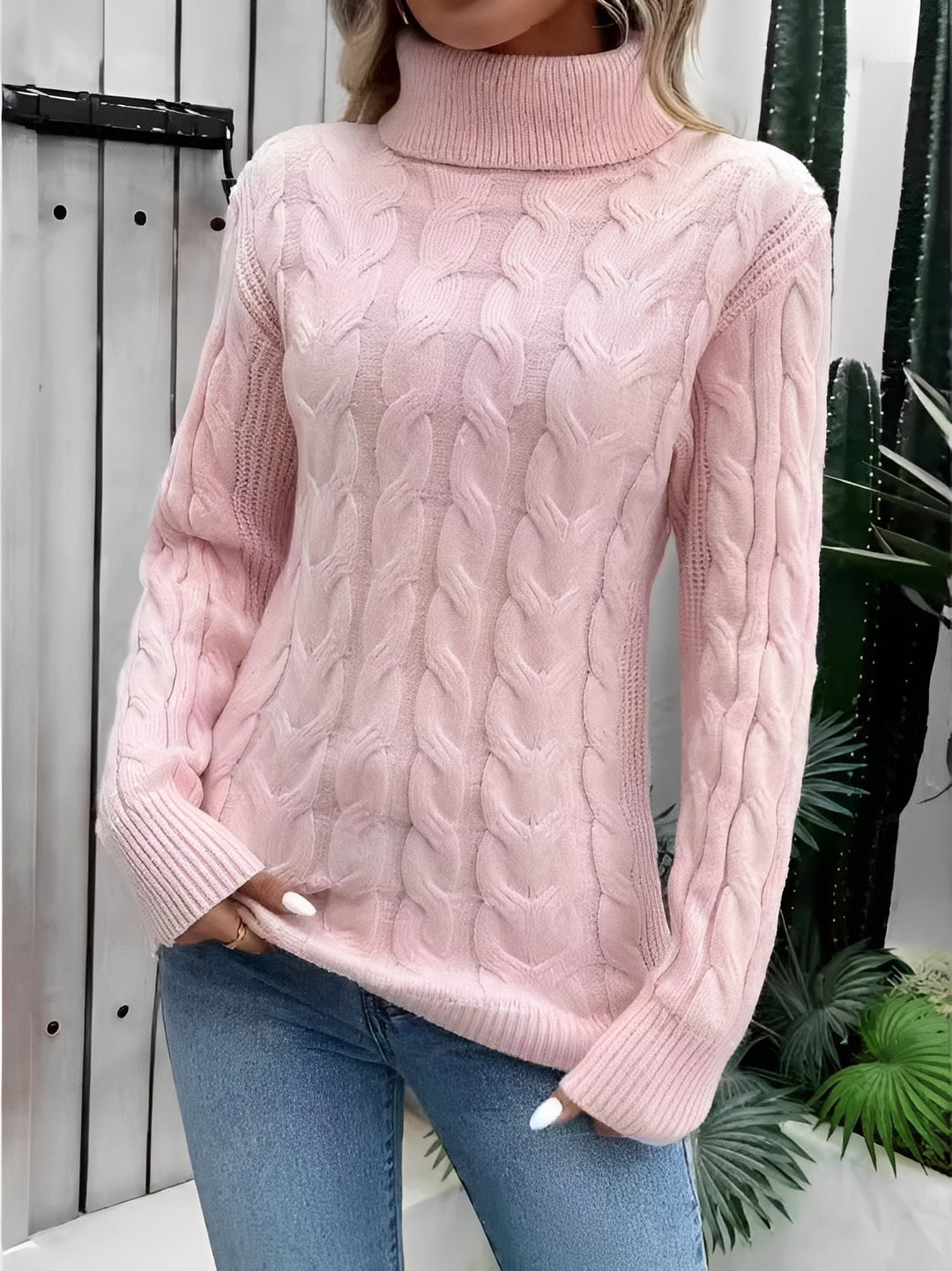 Stylowy golf damski Vanessa, modny sweter z golfem dla kobiet. Klasyczna odzież jesień/zima.