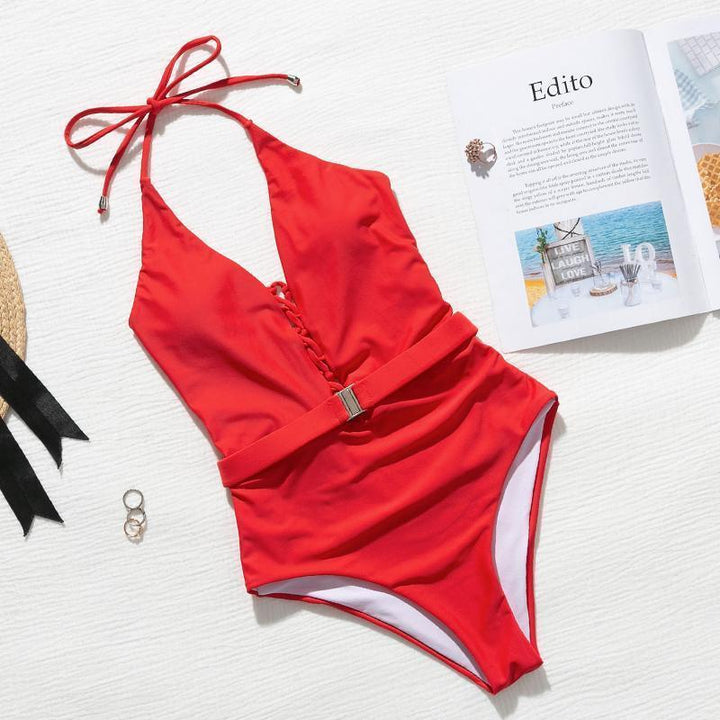 Klasyczny damski strój kąpielowy jednoczęściowy. Podkreśla sylwetkę, idealny na plażę i basen. Wygodna moda lata.