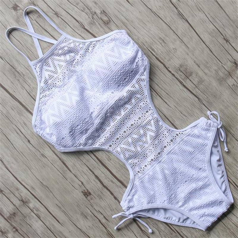 Damski jednoczęściowy strój kąpielowy klasyczny z elegancką koronką i modnymi wycięciami. Idealny na plażę.