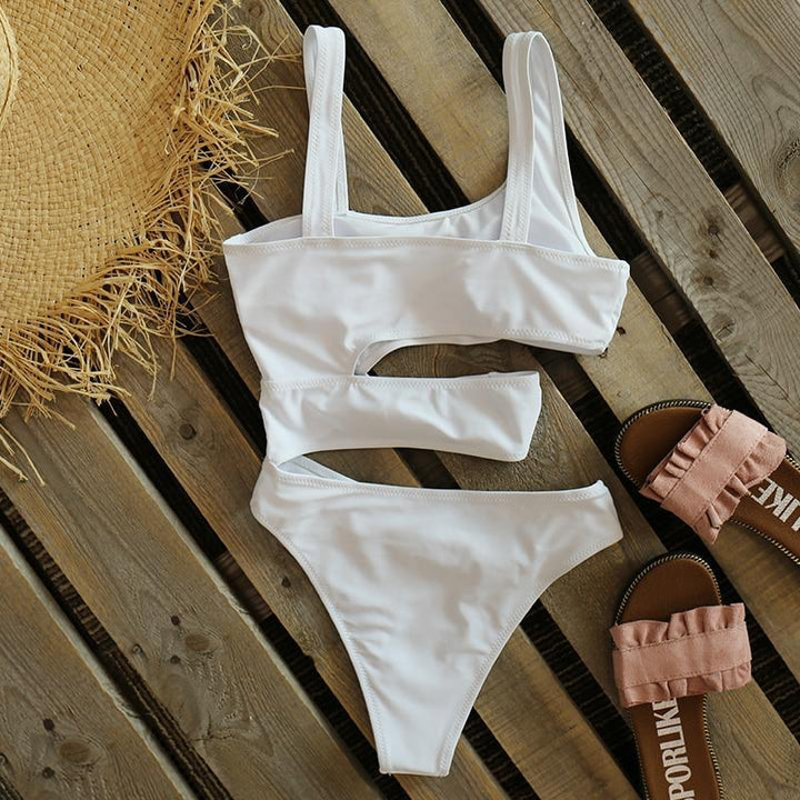 Plażowy damski strój kąpielowy monokini z wycięciami, modny design na słoneczne lato.
