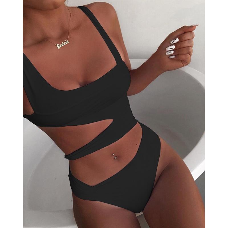 Elegancki jednoczęściowy strój kąpielowy monokini dla kobiet, z modnymi wycięciami.