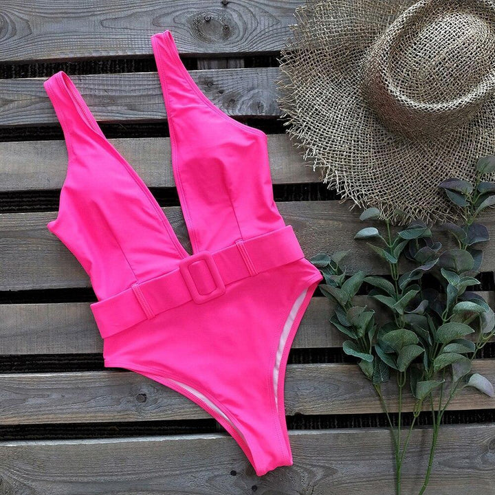 Modny damski jednoczęściowy strój kąpielowy monokini, idealny na lato i plażę. Elegancki design z paskiem.