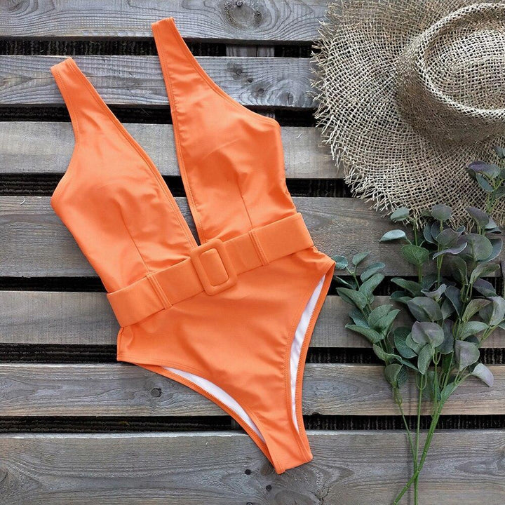 Damski strój kąpielowy monokini z paskiem, komfortowy i elegancki. Świetny na słoneczne dni i wypoczynek na plaży.
