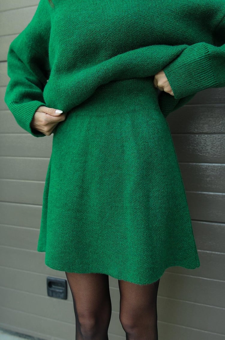 Stylowy jesienny komplet damski: sweter oversize i elegancka dzianinowa spódnica, na każdą okazję.