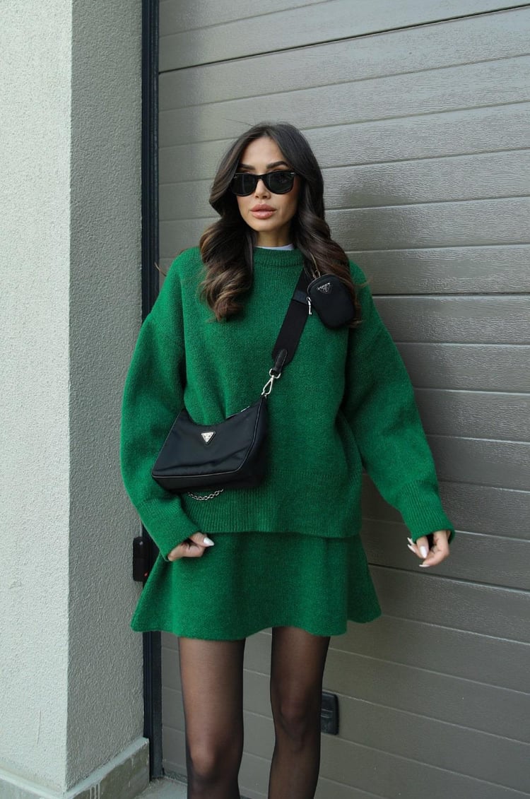 Elegancki zestaw jesienny: sweter oversize, spódnica. Must-have w damskiej garderobie na chłodne dni.