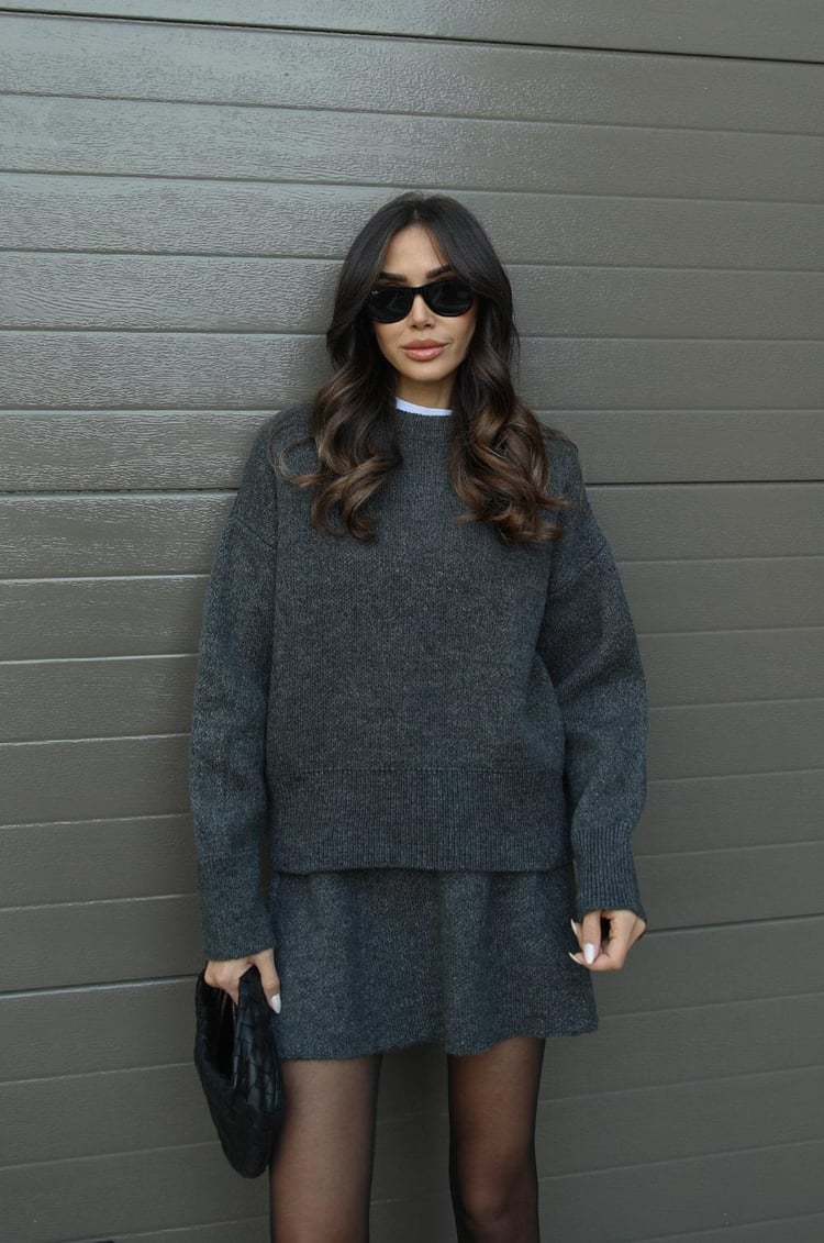 Damski modny zestaw: sweter oversize i dzianinowa spódnica, doskonały na jesienne stylizacje.