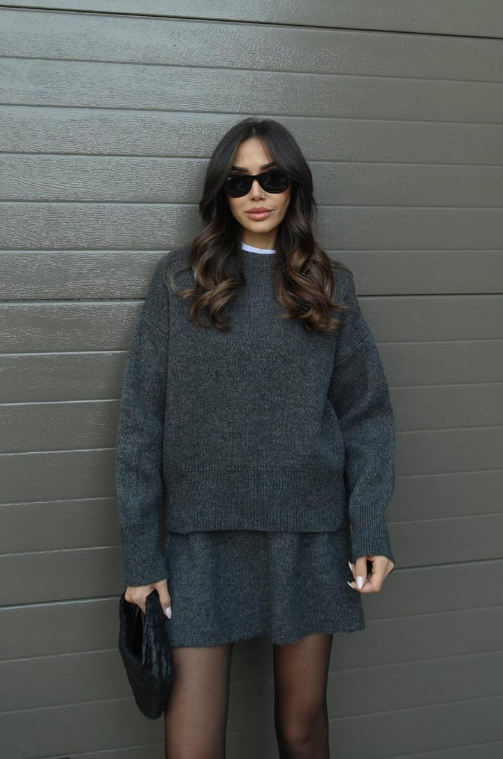 Damski modny zestaw: sweter oversize i dzianinowa spódnica, doskonały na jesienne stylizacje.