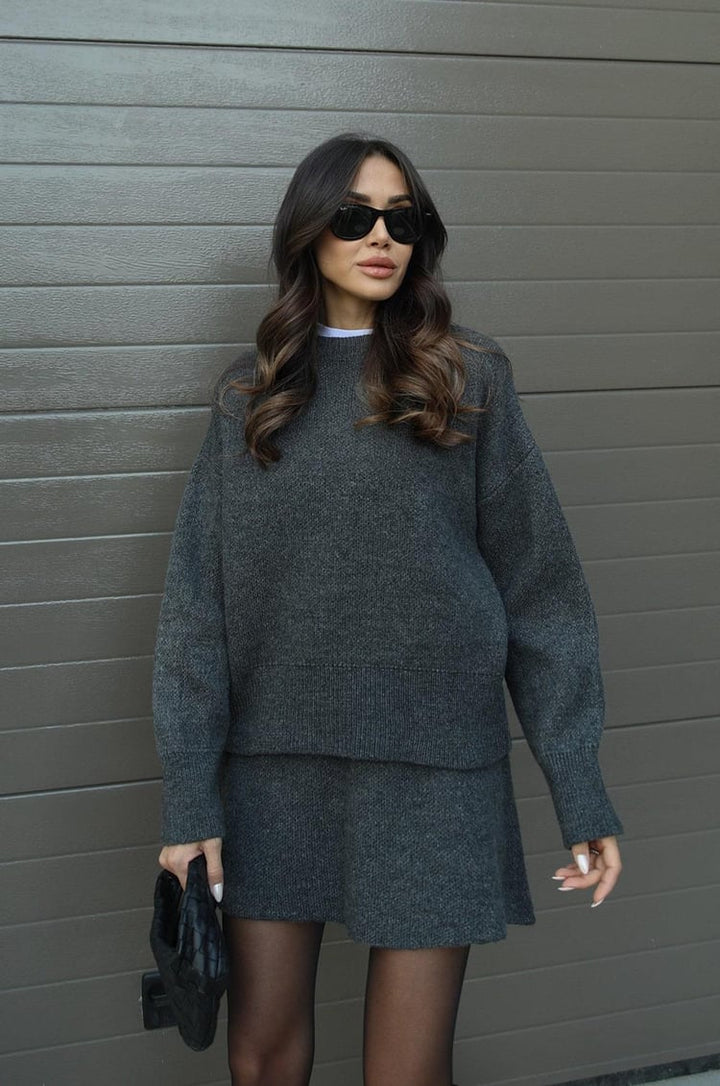 Jesienny komplet damski: luźny sweter oversize i elegancka dzianinowa spódnica, zapewniający ciepło.