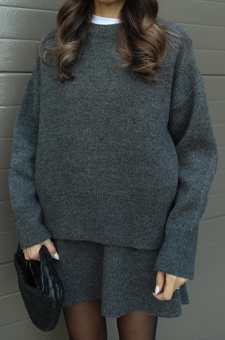 Modny jesienny komplet: sweter oversize i spódnica, zapewniające wygodę i elegancję, damski styl.
