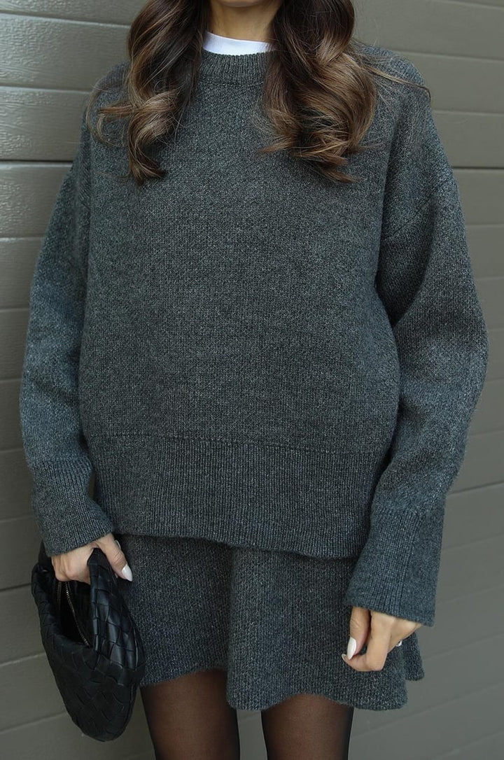 Modny jesienny komplet: sweter oversize i spódnica, zapewniające wygodę i elegancję, damski styl.